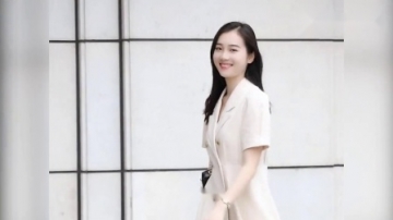 1315_街拍美女，第一组两个美女活泼可爱，后面那两位美女动作很暖心
