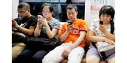 美国：地铁乘客忙玩手机 凶手掏枪视而不见