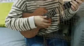 《她说》女声深情尤克里里弹唱