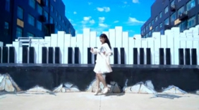 长发美女舞蹈，想问下后面的钢琴是真的还是一张画