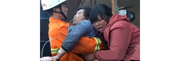 【拍客】妇女腿卷入搅拌机昏迷 消防官兵呼唤施救