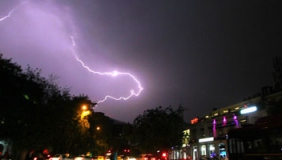 印度东部连日大雨伴随电闪雷鸣 闪电两天劈死93人