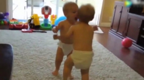 2岁的双胞胎宝宝玩摔跤，开心的模样太可爱了，萌化妈妈了！