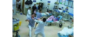 【拍客】实拍男子酒后暴力袭医 被打医生头破血流