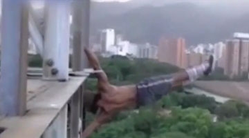 男子在60层大楼边缘做引体向上 玩命锻炼让人望而却步