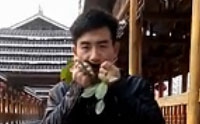 【拍客】好任性！小伙用树叶吹<新年好>