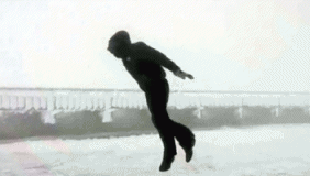 实拍男子强风中行走被吹飞 大风时速达175公里