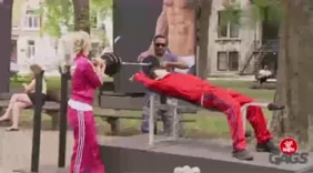 老外街头恶搞举重若轻