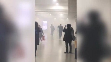 上海浦东机场电动车自燃 航站楼内浓烟弥漫