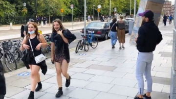 国外恶搞：街上的妹子们被小伙手中箱子吓坏了，看到真相后都笑了