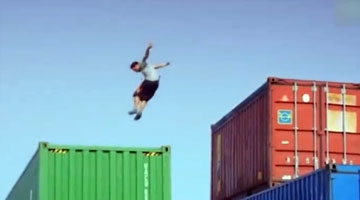 土耳其小伙50米集装箱上玩自由飞跃 帅的不要不要的
