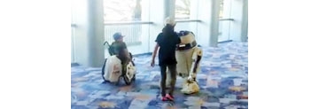 【拍客】R2机器人把残疾小朋友逗乐了，在星球大战庆典