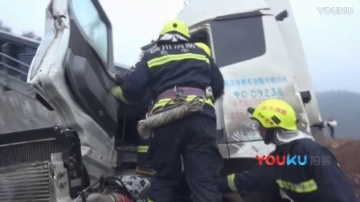 【拍客】银昆高速巴广渝段突发惨烈车祸致两人当场死亡