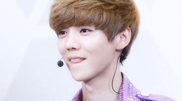 鹿晗打篮球挥汗如雨 撩衣擦汗不拘小节