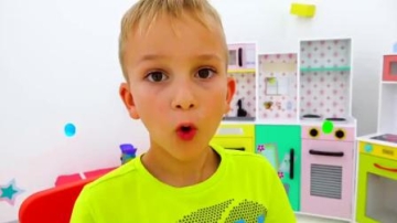 萌娃小可爱用超级大西瓜做成冰激凌，结果却被说太难吃，真伤心呢