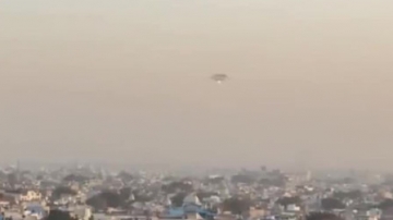 实拍UFO在城市上空飞行画面，外星人真的存在吗？