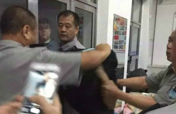 男子戴假发穿学士服夜闯女寝 学士服内只穿内裤