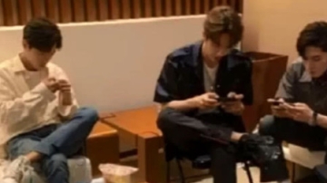 王一博打游戏不带肖战，一旁肖战的反应，够我笑十遍