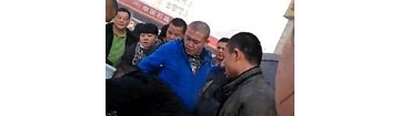 【拍客】乌鲁木齐人大代表打人被拘 自称“以一敌三”
