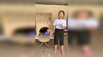 搞笑萌娃：妹妹的小房子好有趣啊