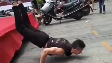 高手在民间，小伙大街上这样炫技，不知又要迷倒多少妹子！