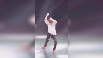 王一博：这动作简直太欲了，小蛮腰都透出来了，我的天太上头