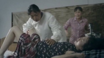 实拍女子难产过程，农村女人不容易！