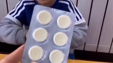 幸福的回忆：萌娃吃牛奶钙片