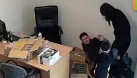 监拍歹徒挥舞斧头打劫 六岁女孩英勇上前阻止