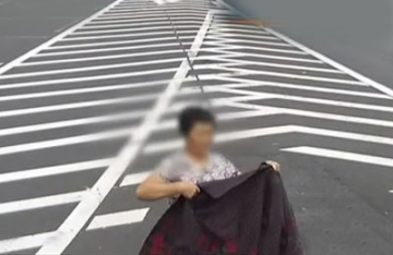 【拍客】监拍司机粗心错过高速出口 母亲脱衣遮摄像头