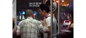 【拍客】台湾公交车上老外大骂女生众人围观
