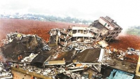 【拍客】亲历深圳山体滑坡恐怖瞬间 工人慌忙下楼逃窜