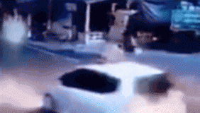 熊孩子为追公鸡跑到路中央 母子瞬间被撞飞空翻360度