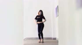 美女模仿韩舞，跳的实在是诱人