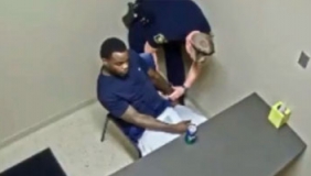 监拍嫌犯在审讯室内袭击警察 趁其换手铐时突然夺枪