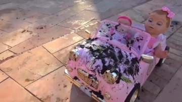 萌娃小可爱通过自己辛勤的劳动挣钱买了一辆漂亮的玩具小汽车，小家伙真是棒棒哒！