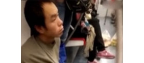 【拍客】实拍男子伪装成残疾人在北京地铁上行乞