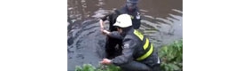 【拍客】交警奋不顾身跳入污河救人