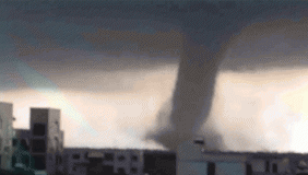 实拍龙卷风侵袭海南文昌 遮天蔽日场面震撼