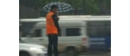 长沙环卫工人暴雨中脚踩井盖防冲走