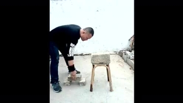 功夫牛人：少林千斤斩，砖头瞬间断