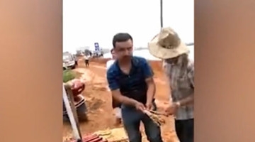 新疆夫妇送千根羊肉串给抗洪人员 来长沙6年了