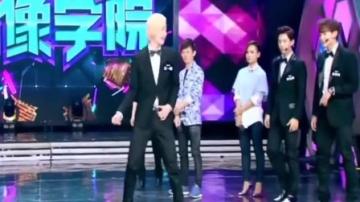 王一博：王一博四次性感开车舞合集，不愧是一博，帅得很！