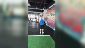 型男健身，单臂引体了解一下