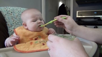爸爸喂小宝宝吃辅食，宝宝的反应太可爱了，肉乎乎的好萌