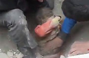 【拍客】震撼！尼泊尔地震婴幼儿全身被埋奇迹生还