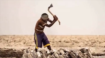 最残酷美景：地球上最热“地狱”盐矿，工人日薪5英镑