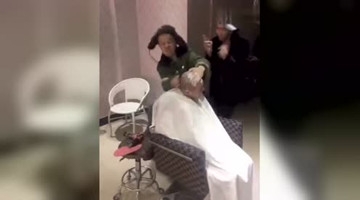 爆笑恶搞：疯狂洗发店 恶搞顾客 这也太狠了