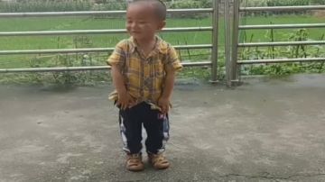 3岁萌娃田头跳舞，这动作太妖娆了，一看就是奶奶带的娃！