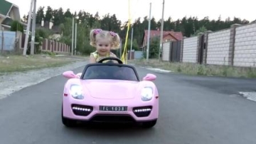 国外儿童时尚，萌娃开着小汽车玩具，粉粉嫩嫩的小汽车，真好看